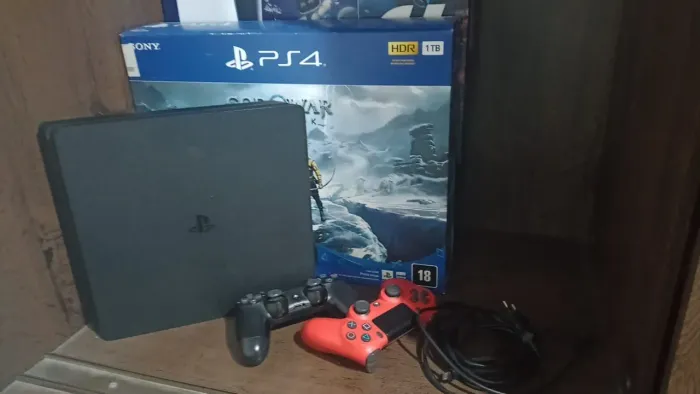 Sony Playstation 4 Slim 1TB 2 Controles originais <br><br>Controle<br><br>Controles<br><br>Controles