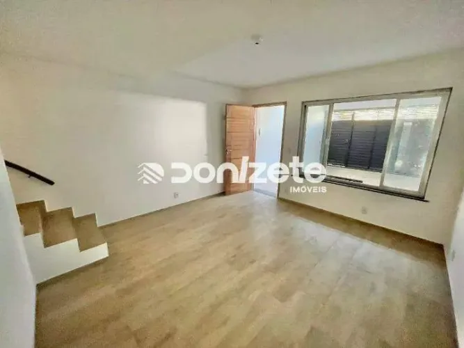 Sobrado à venda em Santo André (Casa Branca) | 2 dorms, 2 banheiros, quintal e 1 vaga