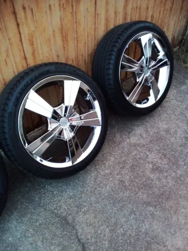 Rodas cromadas e pneus novos 