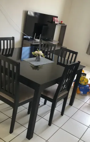 Mesa com 6 cadeiras