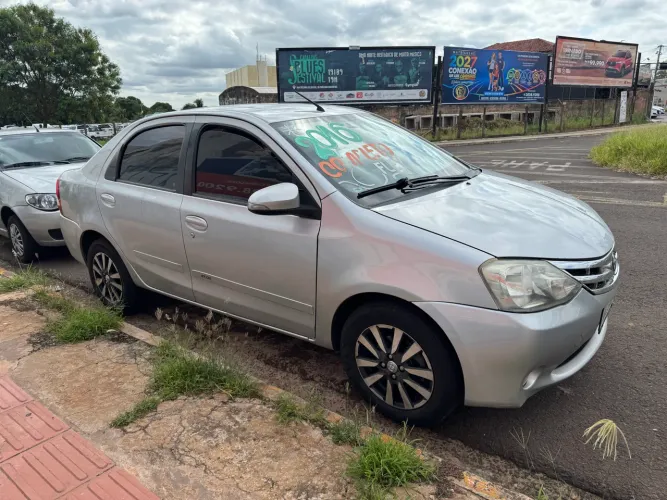 Toyota Etios Platinum 1.5 Flex 16V 5P Mec. 2015