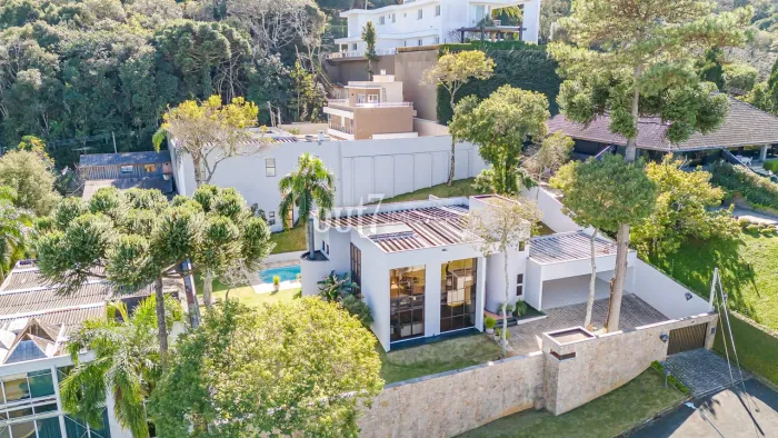 Casa residencial ao lado do Parque Barigui!