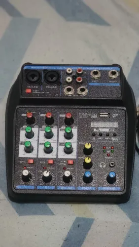 Mesa de som 4 canais