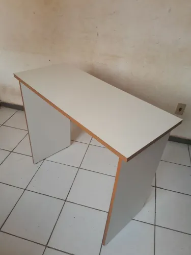 Escrivaninha o/ estudo e notebook 