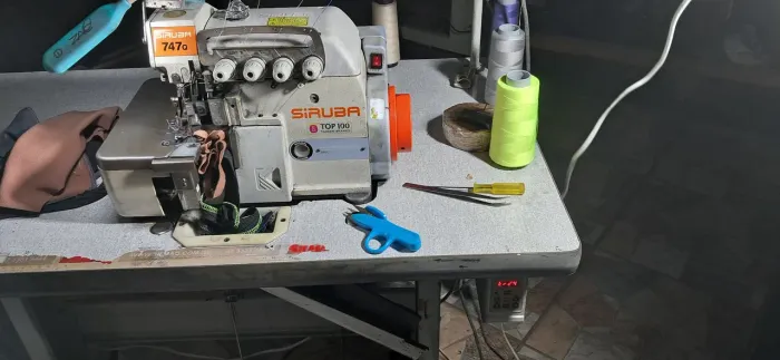Se vende máquina industrial  ovelrlok rainha siruba 