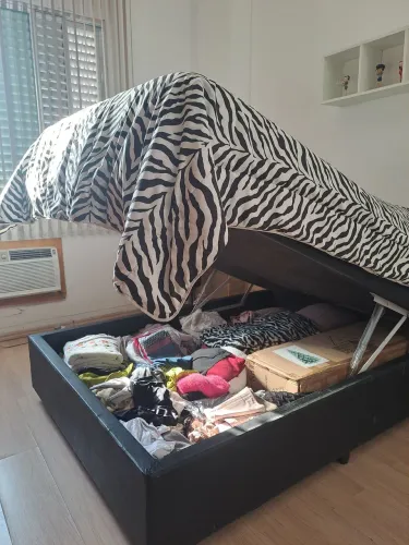 Cama de casal com baú