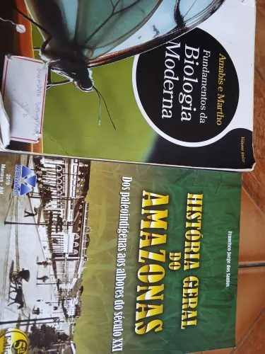 Vendendo esses 2 livros de biologia e história 