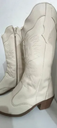 Vedo uma bota  feminina 