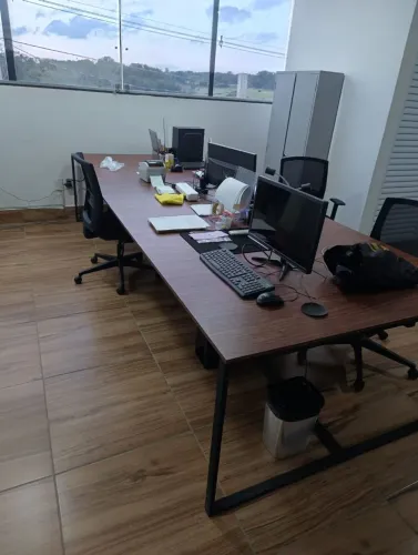 Venda de mesa, estufa, cabine, compressor e armário de vestiário 