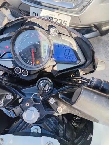 Moto esportiva 200cc muito boa. 