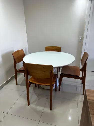 Mesa vidro com / cadeiras de madeiras