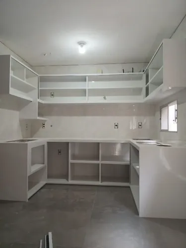 Armário e bancada de porcelanato 