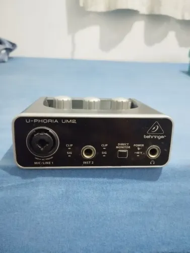 Interface De Áudio Behringer U-phoria UM2