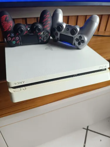 Ps4 500GB de armazenamento slim + 2 controles jogos FC26 + 3 jogos estalados para jogar