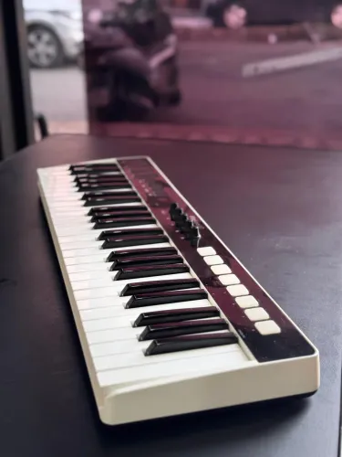Teclado Controlador MIDI 49 Teclas Ik Multimedia Irig Keys I/O Preto