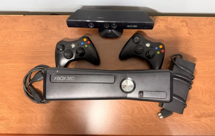XBOX 360 DESBLOQUEADO + 5 JOGOS (ACEITO OLX PAY)