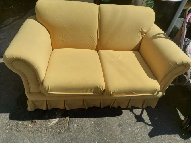 SOFÁ DE 2 LUGARES AMARELO EM ÓTIMO ESTADO. ESTRUTURA DE MADEIRA