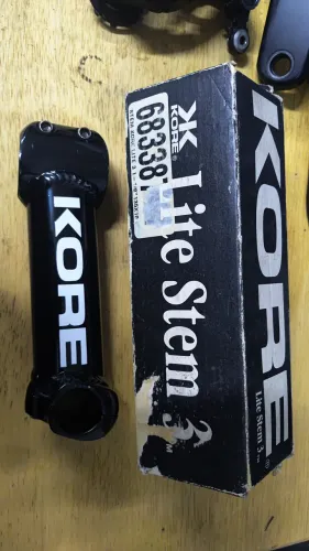 Mesa Kore Lite Stem 3 na caixa original.