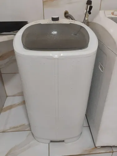 Vendo Tanquinho de lavar roupa, não faço entrega. 