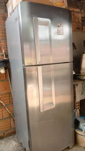 Vende-se geladeira com defeito (tem que trocar o gás)