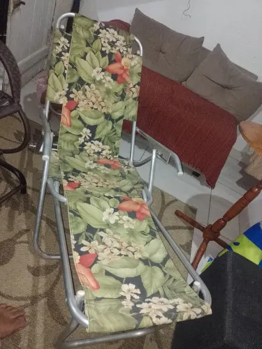Cadeira de praia toda dobrável, acento e encosto toda revestida boa pra usar como laser!..