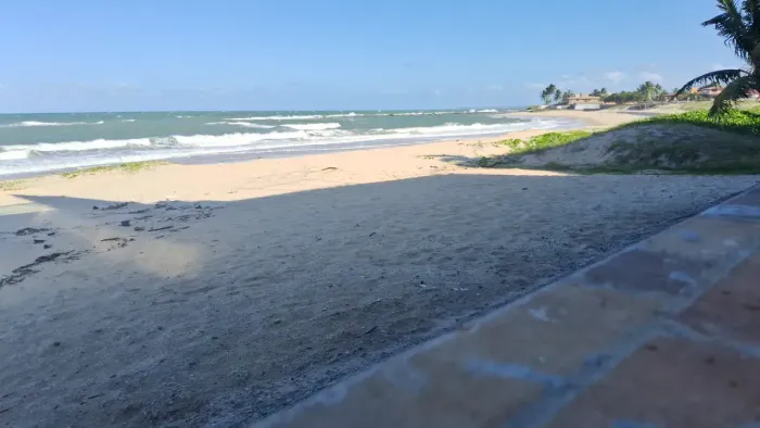 Casa com 4 suítes, cond., beira mar na praia de Tabatinga