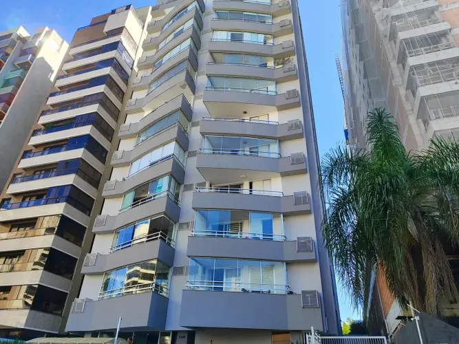 Amplo apartamento para locação na Rua Bocaiúva Centro de Florianópolis