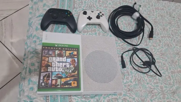 Xbox One S 1TB com 2 controles + GTA V mídia física BARATO!!