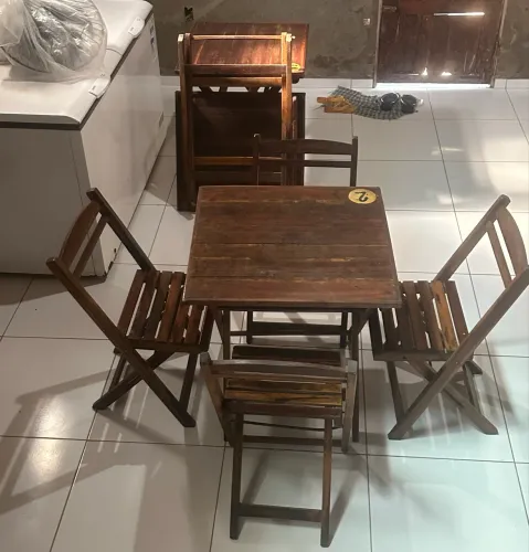 Conjunto mesa e cadeira