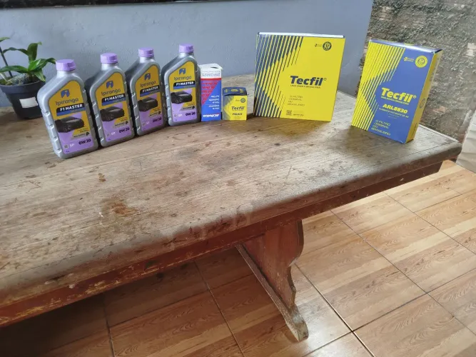 Vendo 3,5 litros de Óleo 0W20, filtro de óleo, combustível e ar condicionado e motor .