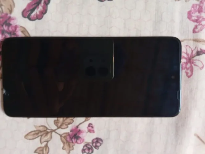 O celular vai com a película 3D só com trincado na película