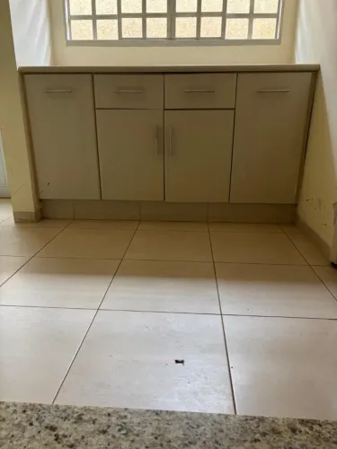 Armário para lavanderia com mesa de passar roupas e cesto para roupa suja 