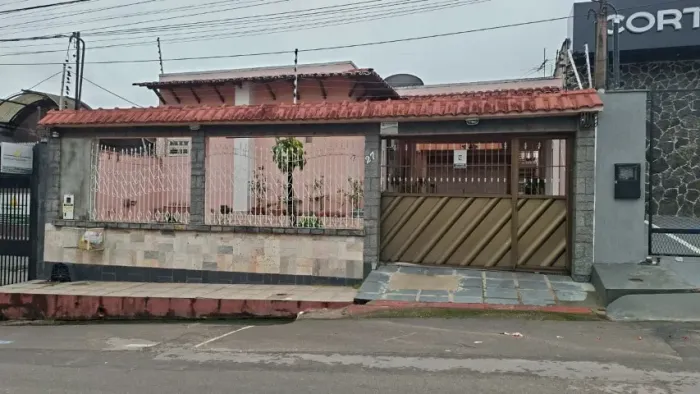 Casa 4 Quartos sendo 2 Suítes c/ Armários e Climatizado em Área Comercial no Vieralves