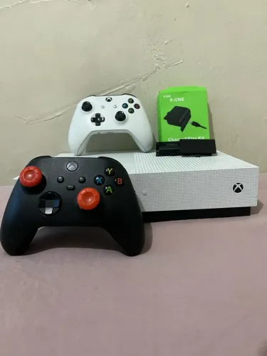Xbox one s,+2 controles,um do one x,acompanha 2 bateria pro controle e vários jogos