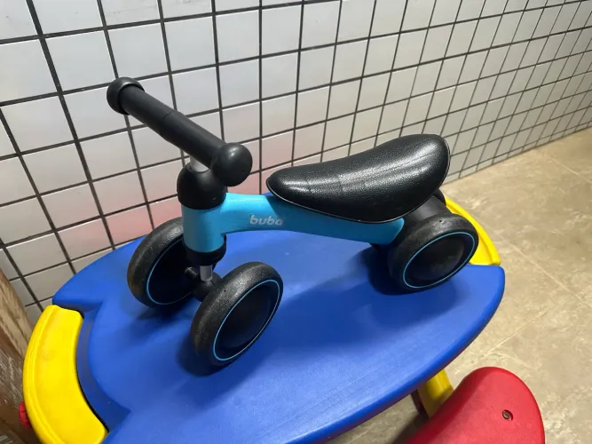 Bicicleta de equilíbrio buba azul 