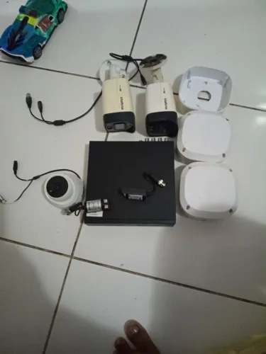 Vendo duas câmeras de 40 m uma de 10 m um DVR de 8 canais valor para vender logo hoje 800