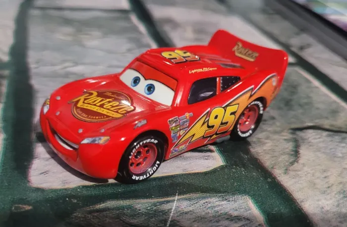 Relâmpago mcqueen - disney pixar cars !!!!7,5 cm NAO ACENDE LUZ, NAO FAZ BARULHO!!!