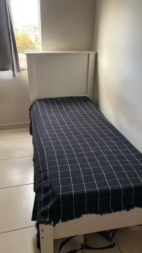 Duas camas de solteiro Comum e Box + colchão!
