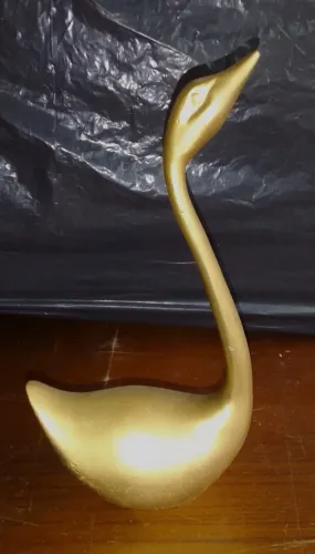 Escultura em ferro fundido patinado de ouro velho representando cisne *descrição