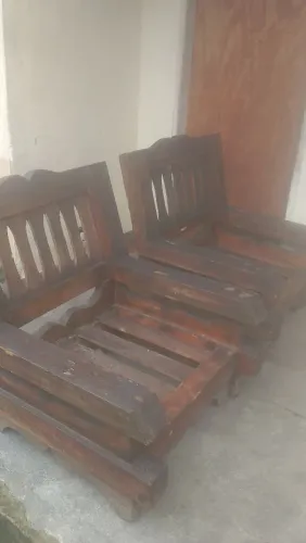Cadeira de madeira para quintal 200 reais as duas sou de campo grande *. Zap.