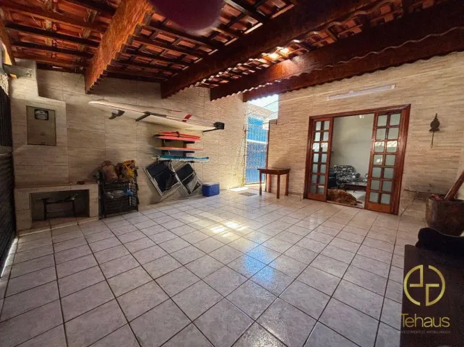 Casa no Canto do Forte com 2 dormitórios à venda, 140 m² por R$ 740.000