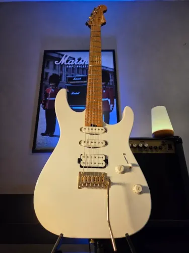 Guitarra Charvel Pro-Mod DK24 HSS Snow White