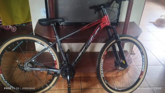 vendo bicicleta aro 29 freio a óleo ela tem nota só está com o macaquinho quebrado