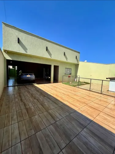 Casa à venda em Rio Verde com espaço amplo, 3 quartos, ótima localização e armários embuti