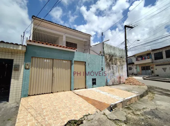 2 casas (Térreo e 1° andar) Disponíveis á venda no Bairro de Petrópolis - 220m²