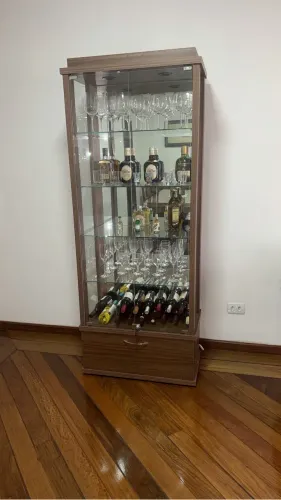 Cristaleira de madeira super conservada