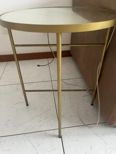 Mesa de canto com espelho dourada 40cm