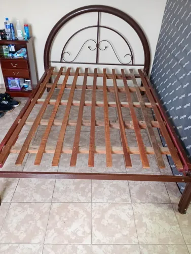 Cama de metalon e madeira casal 1,95 x 1,40