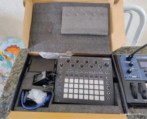Novation circuit mk1 (drum box)