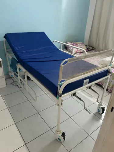 CAMA HOSPITALAR COM 2 MANIVELAS, GRADE LATERAL, RODÍZIOS GIRATÓRIOS COM TRAVA. USADA